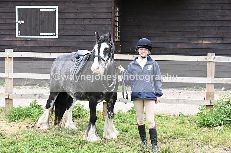 WJ6_2891 - Berks & Bucks - The Old farmhouse - Hound Exercise 20-08-25