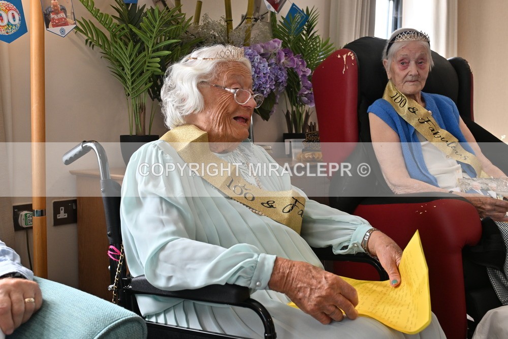 AM3_1116 - Iris and Betty.