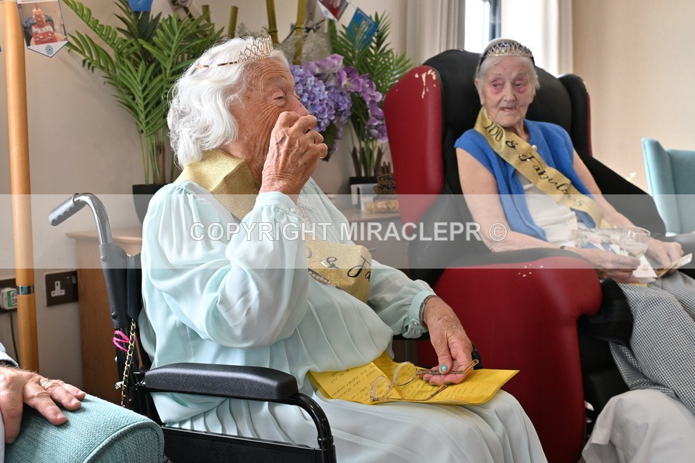 AM3_1132 - Iris and Betty.