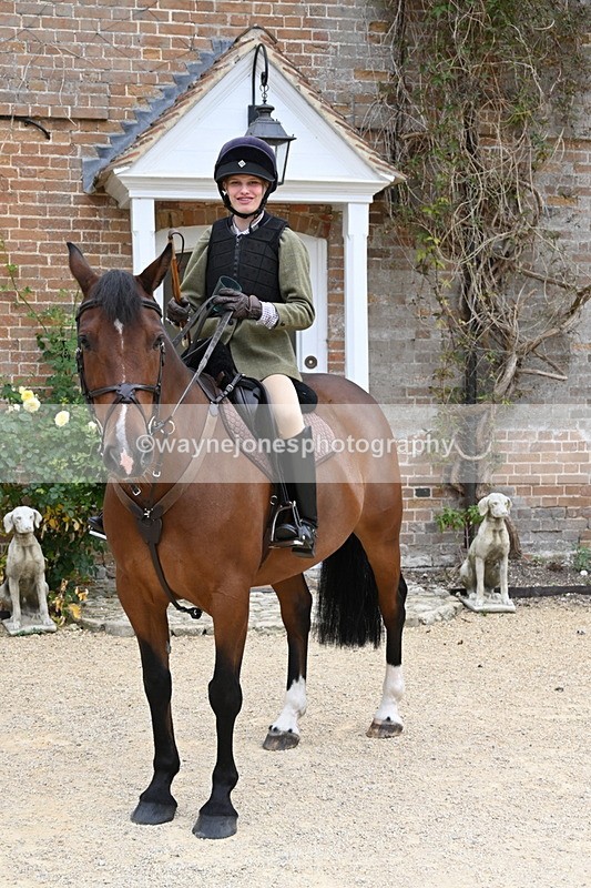 WJ6_3591 - Berks & Bucks - The Old farmhouse - Hound Exercise 20-08-25
