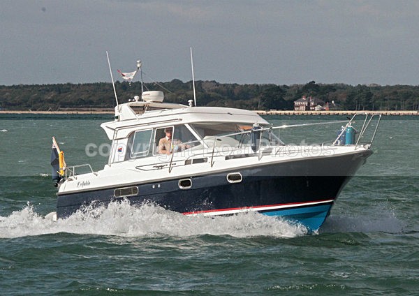 111008 DOLPHIN NIMBUS IMG_5311 - Motorboats - Hardtop