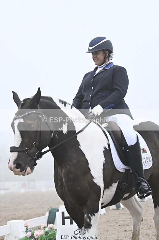 250907-145457-08975 - 106-Lucy.HamblettGalliano.Gold.Dust