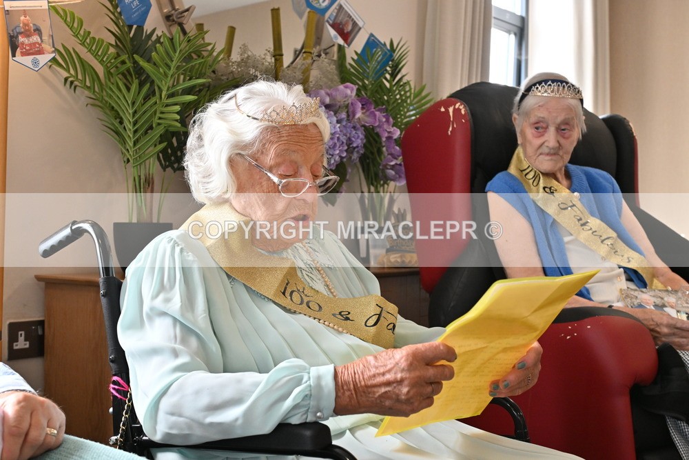 AM3_1090 - Iris and Betty.
