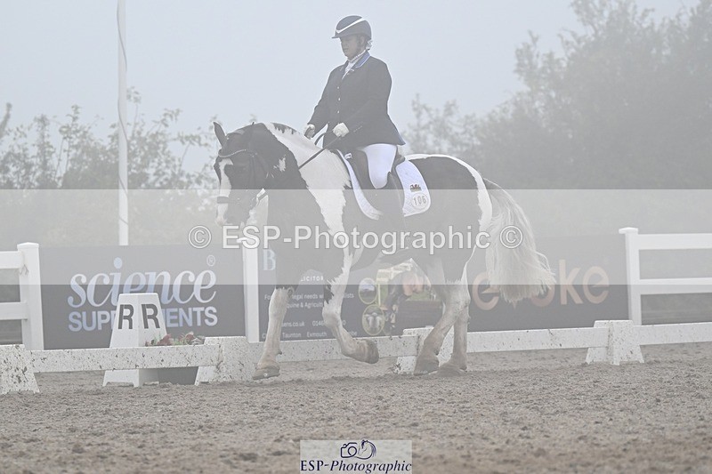 250907-150132-09008 - 106-Lucy.HamblettGalliano.Gold.Dust