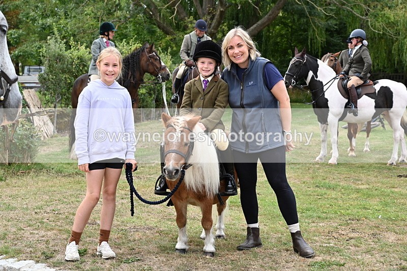 WJ6_3736 - Berks & Bucks - The Old farmhouse - Hound Exercise 20-08-25
