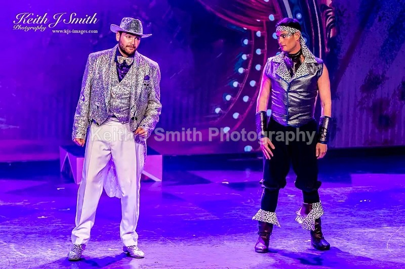 7KJS1302 - Ambition show team