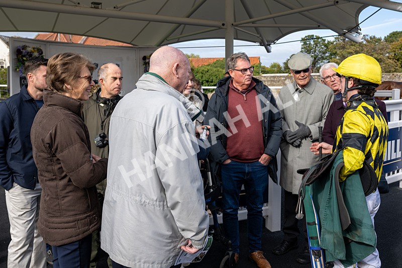 171026-Race 1-Lions Den-8221 - Race 1 1pm EBF 'Confined' Restricted Maiden Stakes
