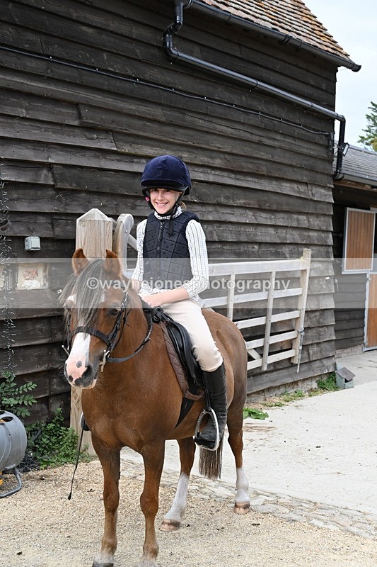 WJ6_3505 - Berks & Bucks - The Old farmhouse - Hound Exercise 20-08-25