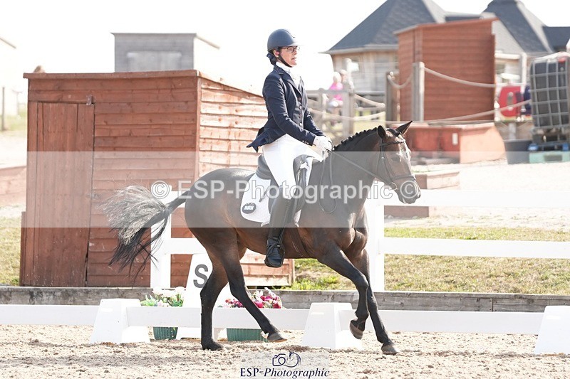 250817-094807-07242 - 090-Sarah.GoddardSaris.Fingers.Crossed