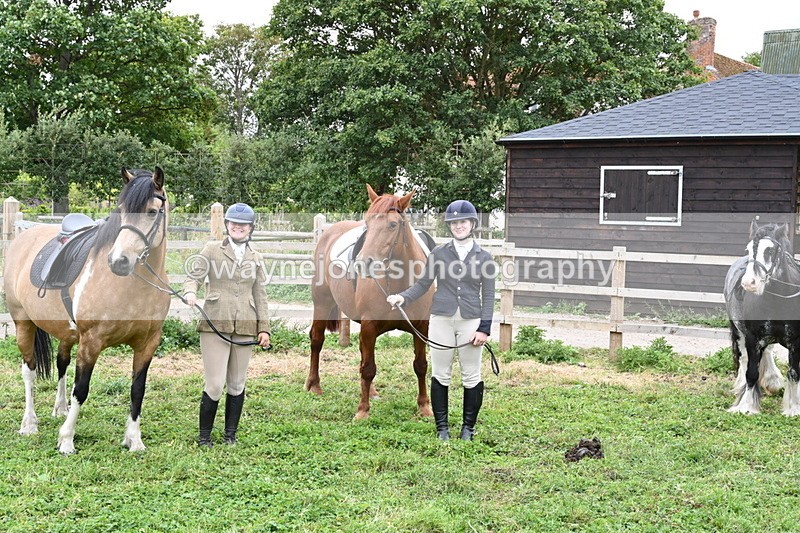 WJ6_2902 - Berks & Bucks - The Old farmhouse - Hound Exercise 20-08-25