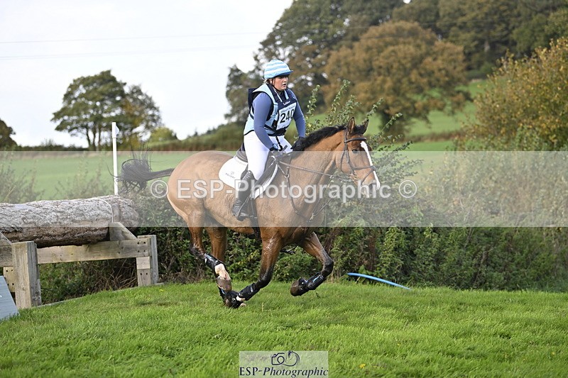 251024A-153317-15032 - C-240-Issy.Hollidge