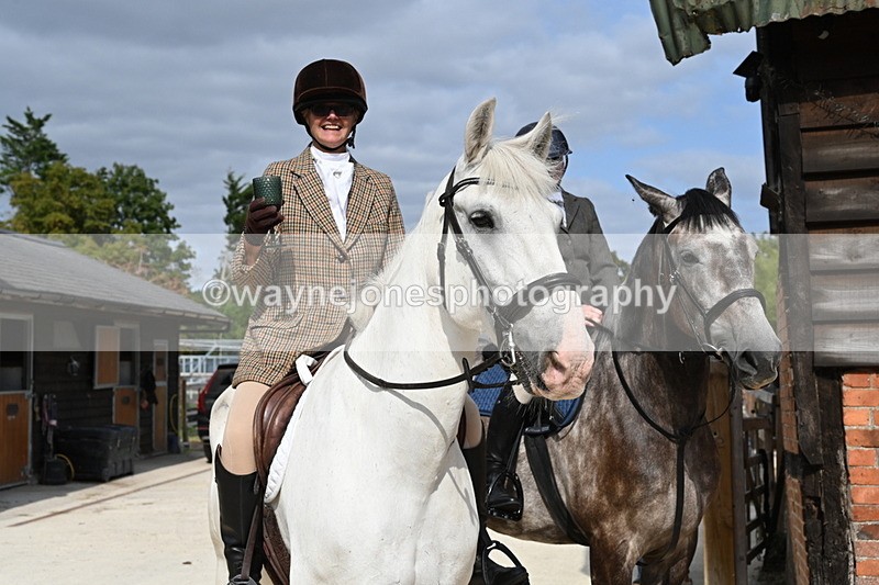 WJ6_3343 - Berks & Bucks - The Old farmhouse - Hound Exercise 20-08-25