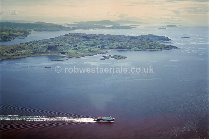 A00140C Scottish Islands Ferry Clansman from Oban - Settlements, infrastructure and attractions