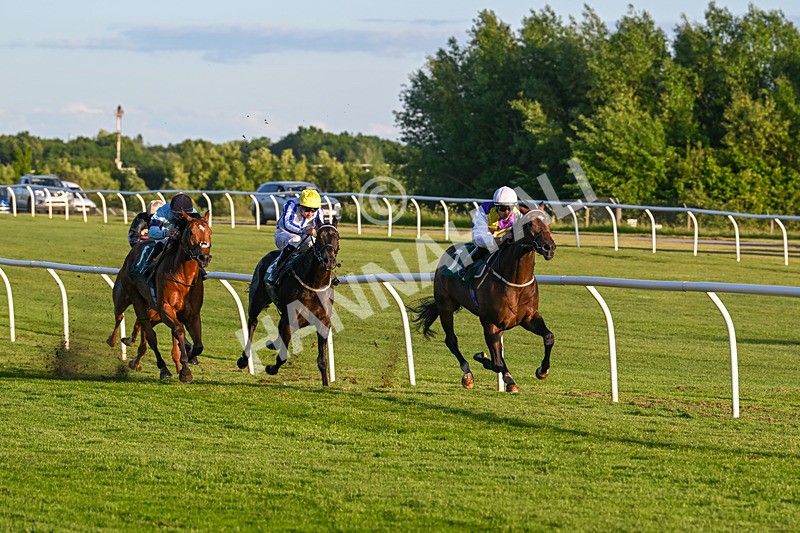 300525-Race 5-Wicket Keeper-7831 - Race 5