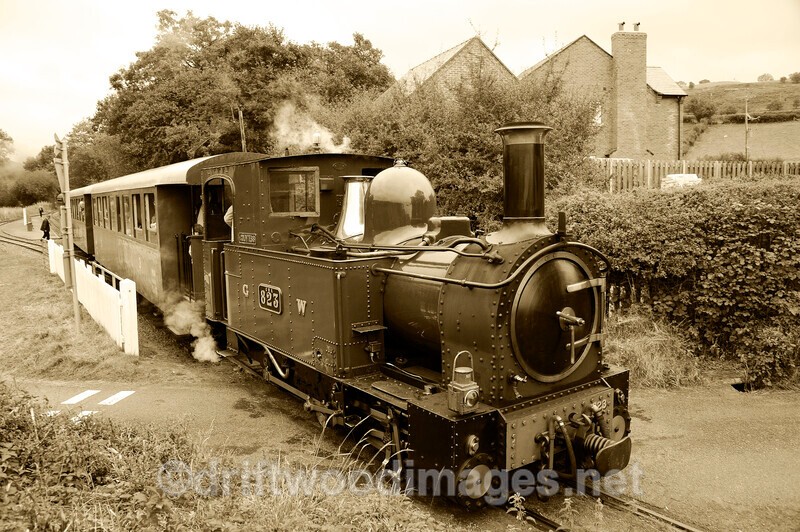 WLLR The Countess leaves Cyfronydd Station with the 1537 service to Ll - The Welshpool & Llanfair Light Railway