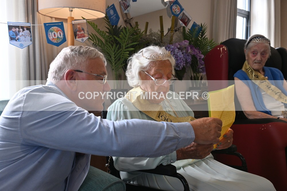 AM3_1091 - Iris and Betty.