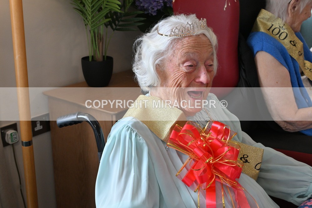 AM3_1452 - Iris and Betty.
