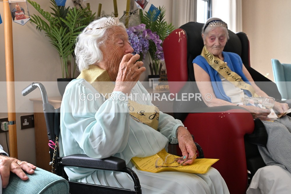 AM3_1148 - Iris and Betty.