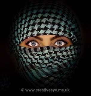 No.0028. Eye contact - Portraits