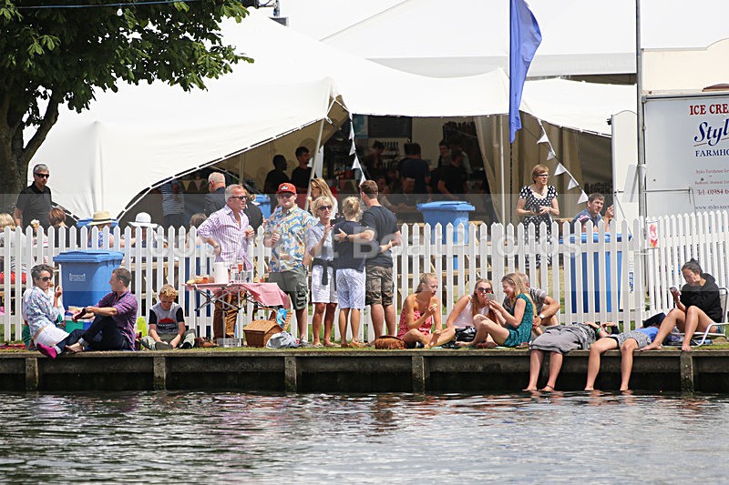 140706 HRR SPECTATORS WT7A9386 - HENLEY ROYAL REGATTA - SUNDAY 6th July 2014
