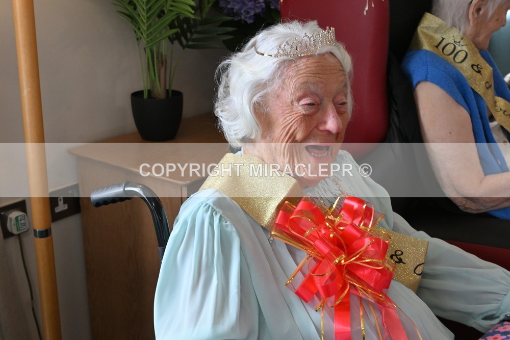 AM3_1453 - Iris and Betty.