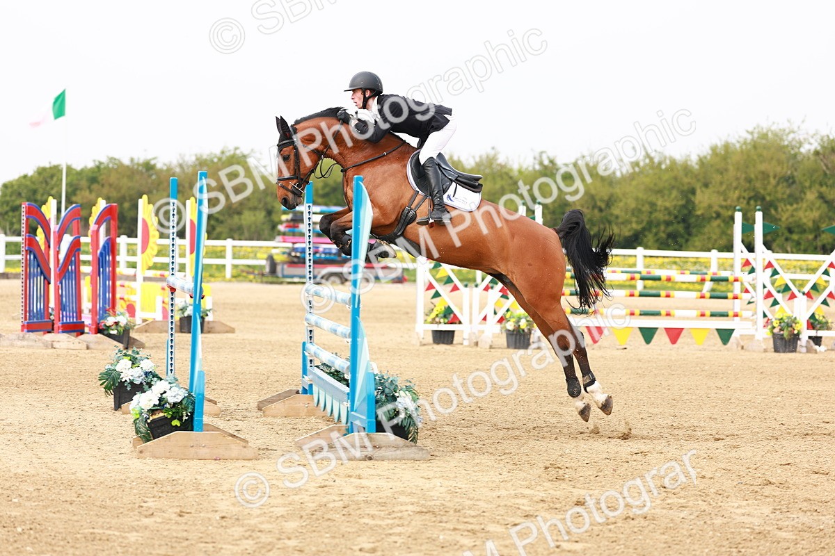  - Class 19 - Senior Foxhunter - 1.20m