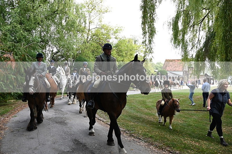 WJ6_4008 - Berks & Bucks - The Old farmhouse - Hound Exercise 20-08-25