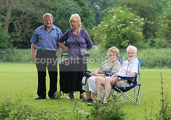 120628 HENLEY SPECTATORS WT7A0056 - HENLEY ROYAL REGATTA Thurs 28th June 2012
