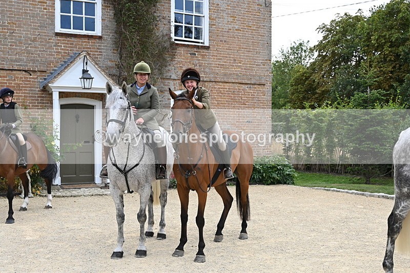 WJ6_3628 - Berks & Bucks - The Old farmhouse - Hound Exercise 20-08-25