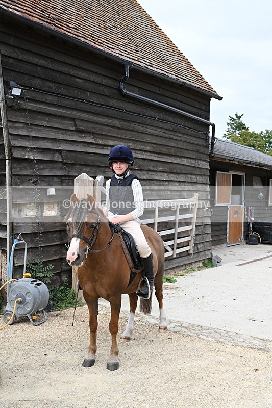 WJ6_3509 - Berks & Bucks - The Old farmhouse - Hound Exercise 20-08-25