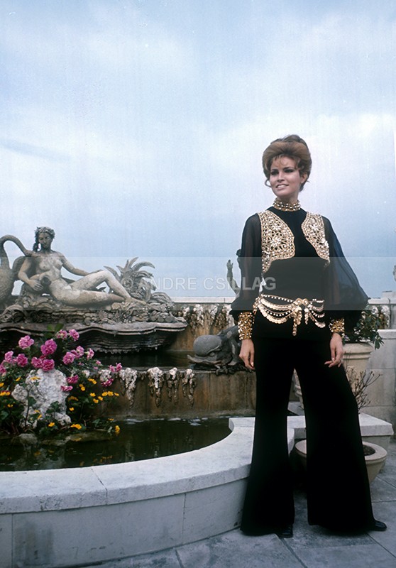 RAQUEL WELCH - W..