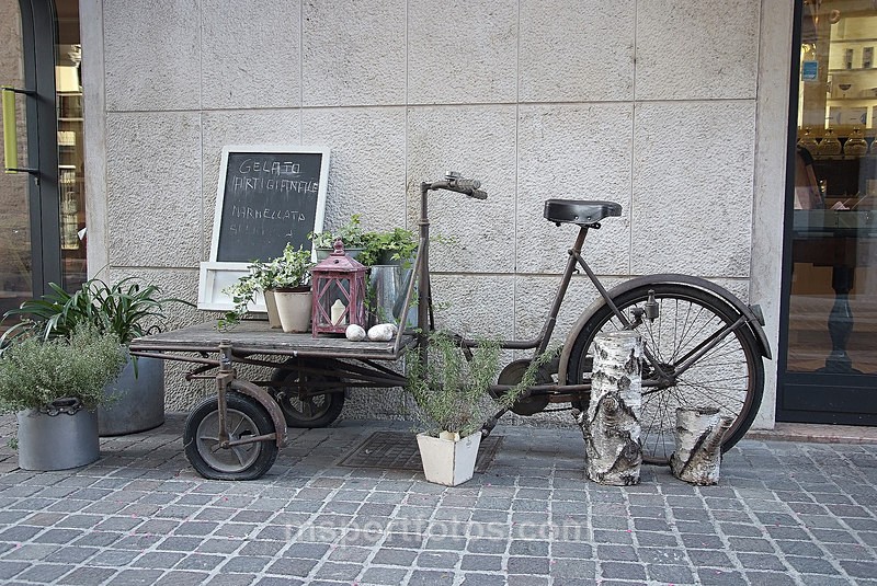 Bakery delivery bike - Travel, city/land scapes
