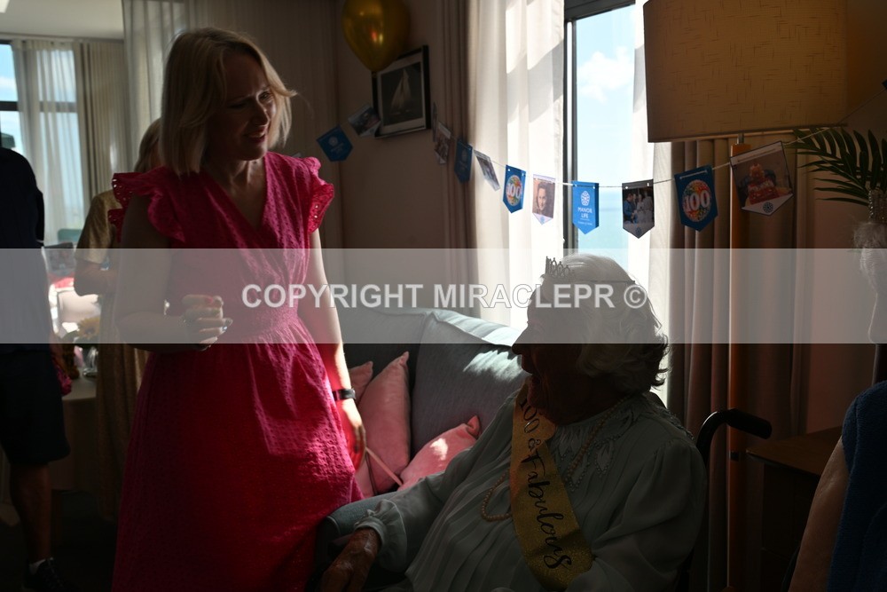 AM3_0835 - Iris and Betty.