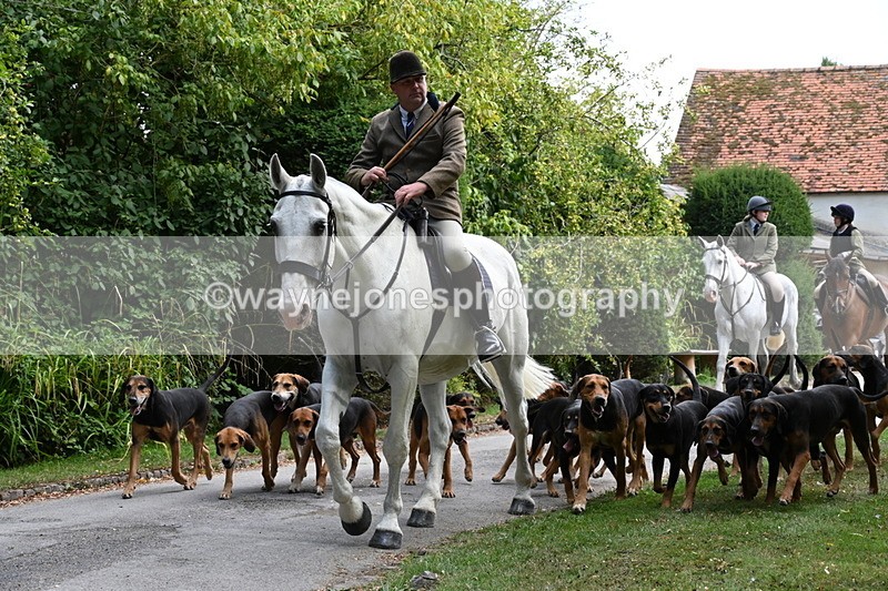WJ6_3941 - Berks & Bucks - The Old farmhouse - Hound Exercise 20-08-25