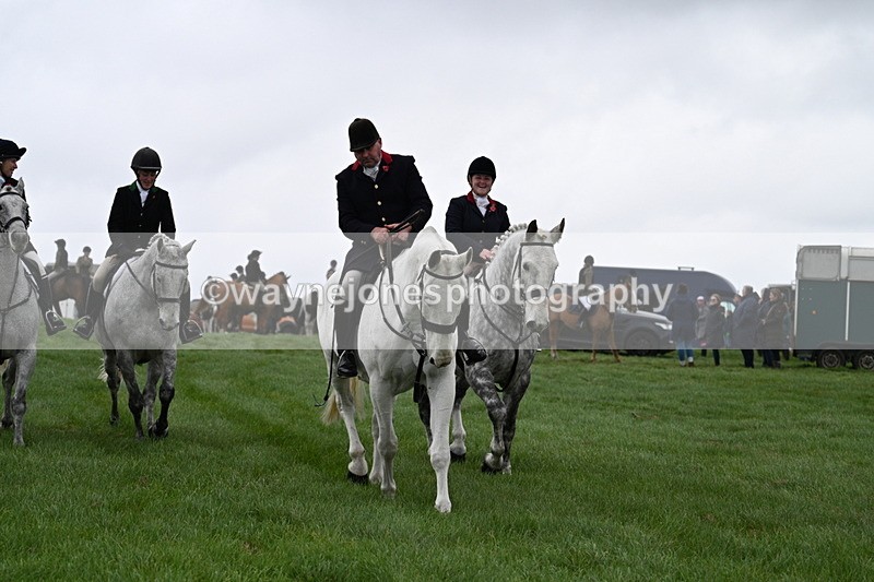 WJ7_8746 - Meet Staff & Hounds