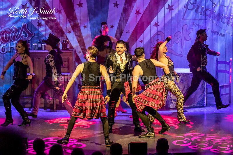 7KJS0067 - Ambition show team