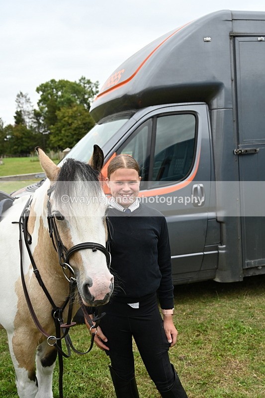 WJ6_2845 - Berks & Bucks - The Old farmhouse - Hound Exercise 20-08-25