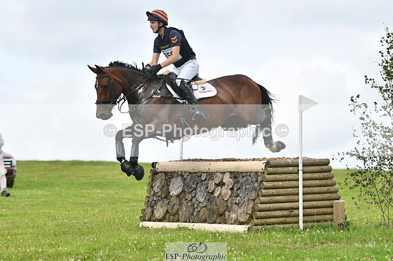240804-105307-10489 - 359-Max_Forster-HOLD_ON_MY_HEART