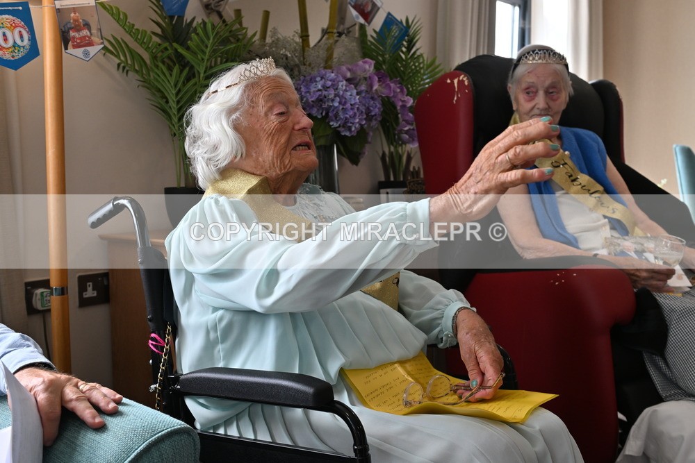AM3_1165 - Iris and Betty.