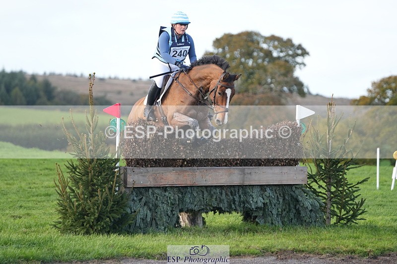 251024A-153144-14457 - C-240-Issy.Hollidge