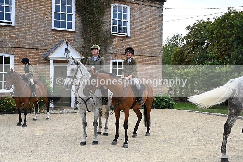 WJ6_3645 - Berks & Bucks - The Old farmhouse - Hound Exercise 20-08-25