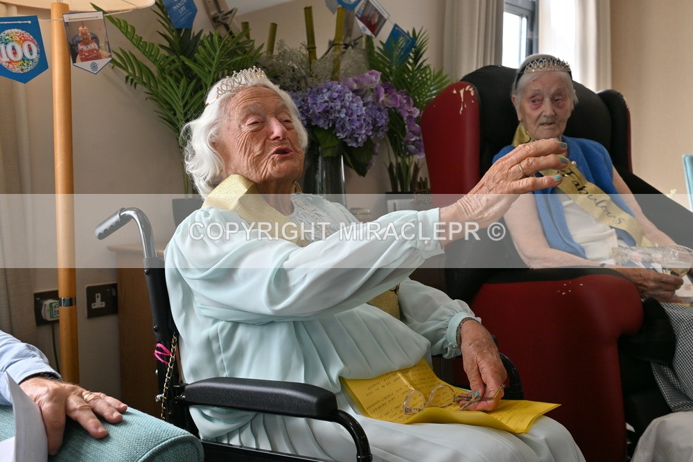 AM3_1177 - Iris and Betty.