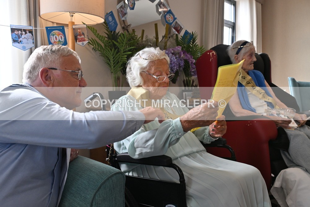 AM3_1095 - Iris and Betty.