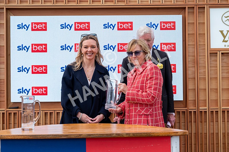 150526-Race 2-Lilt-2492 - Race 2 2.20pm Sky Bet Fillies' Stakes