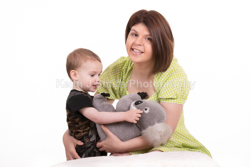 2KJS2776 - Jannie, Kristen & family. Studio