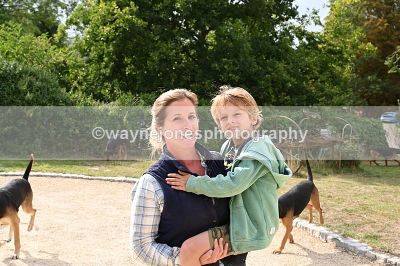 WJ6_3301 - Berks & Bucks - The Old farmhouse - Hound Exercise 20-08-25