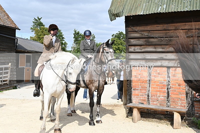 WJ6_3319 - Berks & Bucks - The Old farmhouse - Hound Exercise 20-08-25
