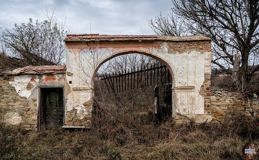 Crumbling Gate in November | Gherdeal, Romania - The Ghost Village of Gherdeal