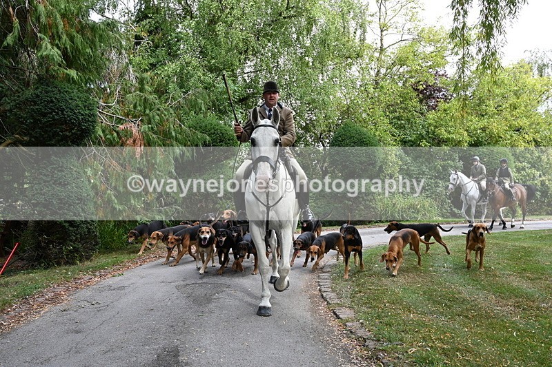 WJ6_3947 - Berks & Bucks - The Old farmhouse - Hound Exercise 20-08-25