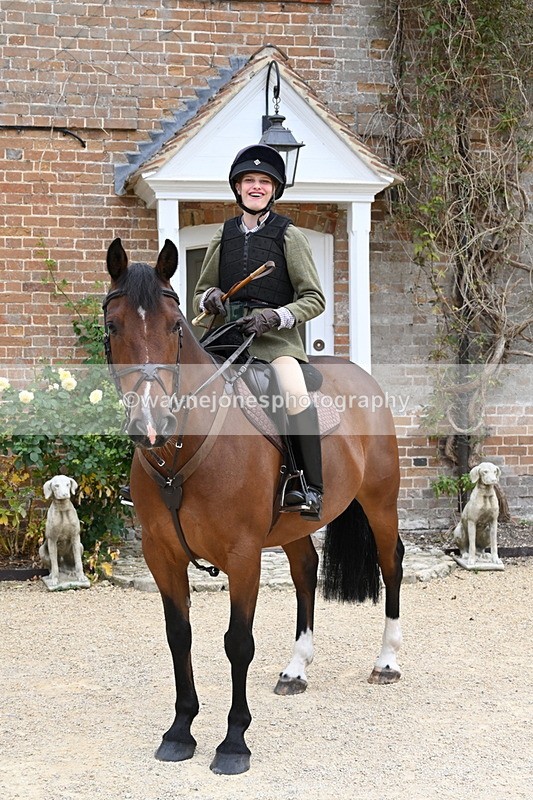WJ6_3584 - Berks & Bucks - The Old farmhouse - Hound Exercise 20-08-25